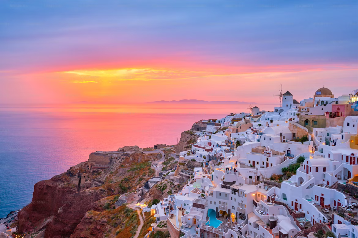 Σαντορίνη, Οία — λευκά σπίτια στην καλντέρα στο ηλιοβασίλεμα